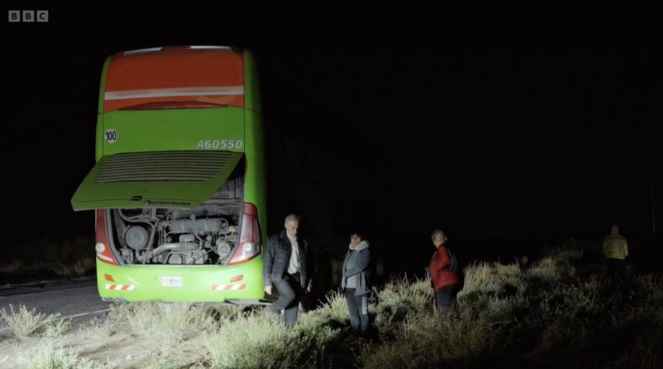 Kelly Brook et Jeremy Parisi sont bloqués lorsque leur bus tombe en panne. (Capture d'écran de la BBC)