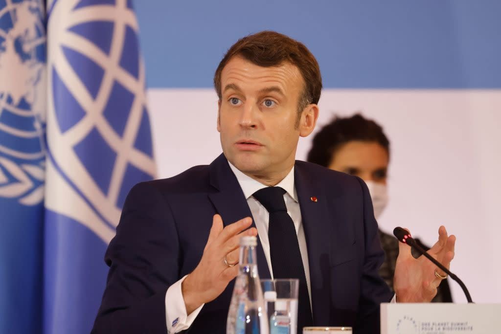 El presidente francés Emmanuel Macron fue uno de los primeros líderes mundiales convocados por Joe Biden. (POOL/AFP via Getty Images)