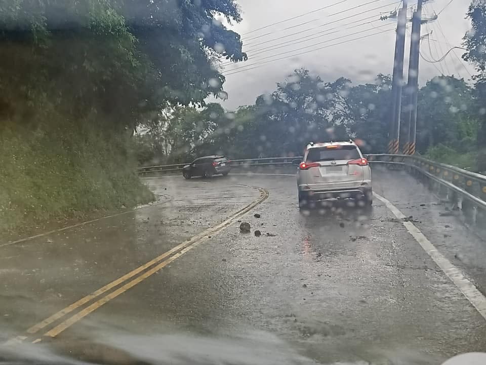 蘇花改地震畫面曝光！駕駛嚇到「全停車」狂喊：方向盤沒辦法控制