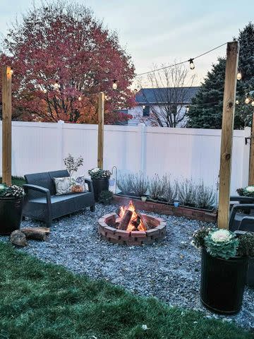 <p><a href="https://hammersnhugs.com/backyard-fire-pit-ideas-entertaining-easy/" data-component="link" data-source="inlineLink" data-type="externalLink" data-ordinal="1" rel="nofollow">Hammers N Hugs</a></p>