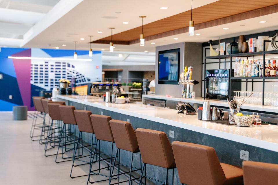 The bar inside the United EWR C3 United Club