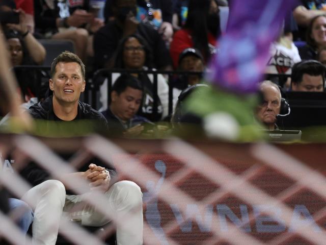 When Tom Brady surprised Kelsey Plum with a signed jersey 