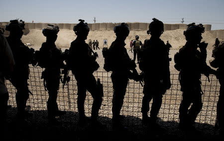 Members of Iraqi military train at the Counter Terrorism Service training location, as observed by U.S. Defense Secretary Ash Carter in Baghdad, Iraq, Thursday, July 23, 2015. REUTERS/Carolyn Kaster/Pool