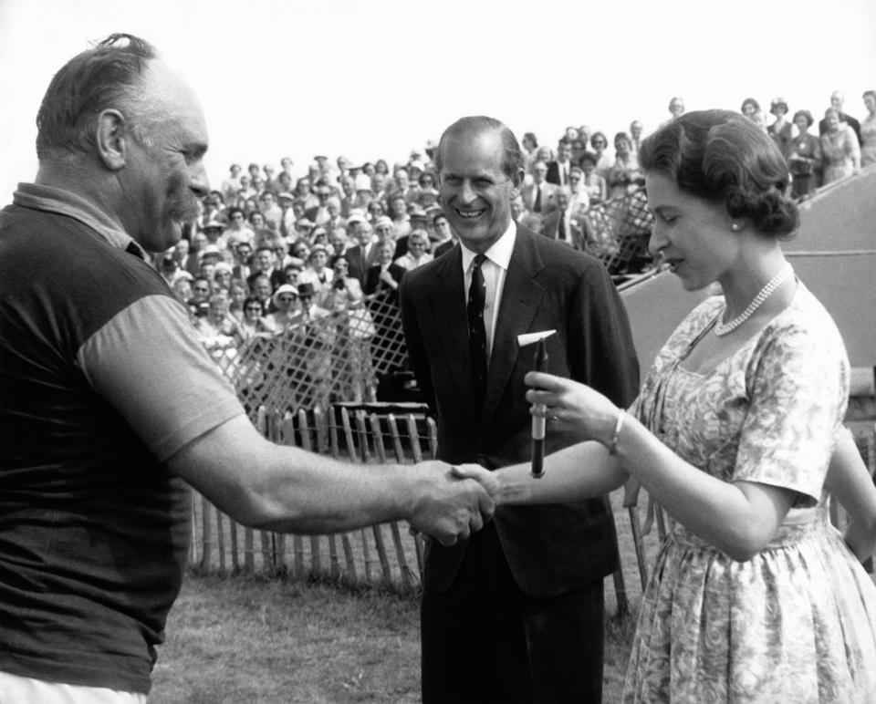 WINDSOR, ROYAUME-UNI - 20 JUIN: La reine Elizabeth remet un stylo en guise de lot de consolation au joueur de polo Jimmy Edwards apres la defaite de son equipe et lui serre la main sans gants, contrairement au protocole, le 20 juin 1960 a Windsor, Royaume-Uni.  (Photo by Keystone-France\Gamma-Rapho via Getty Images)