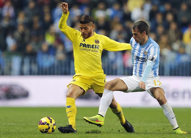 El centrocampista mexicano del Villarreal Jonathan Dos Santos (i) lucha el balón ante Sergio Paulo Barbosa. EFE/Jorge Zapata