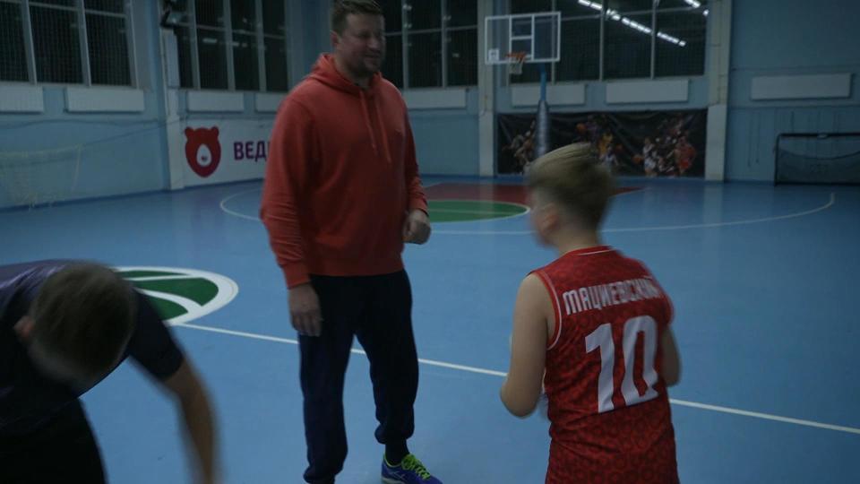 Slava Medvedenko plays basketball with a youngster in Ukraine 