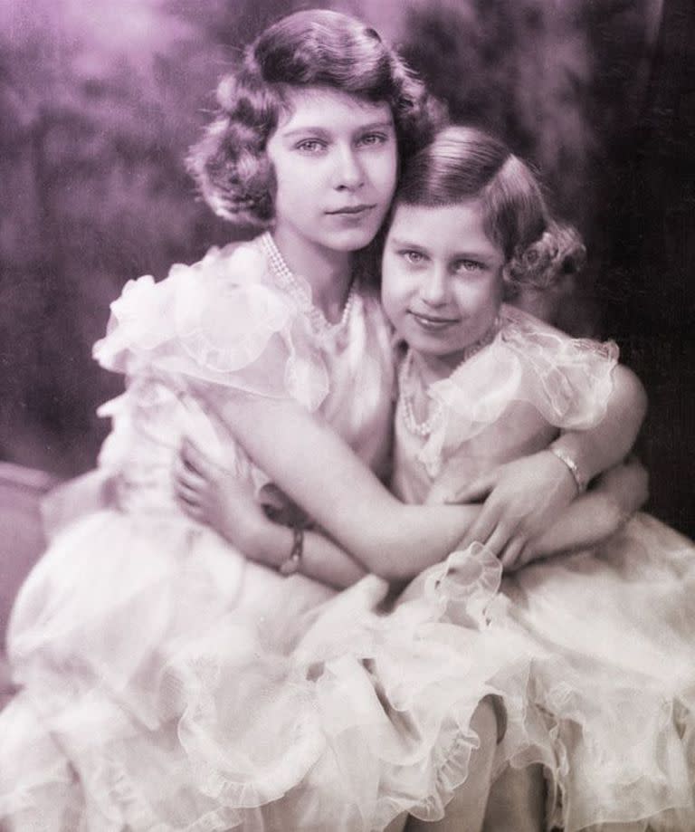 Cuando estalló la Segunda Guerra Mundial, muchas personas cercanas a la familia real querían que la reina madre y las princesas Isabel y Margarita (13 y 9 años respectivamente) fueran evacuadas a Canadá