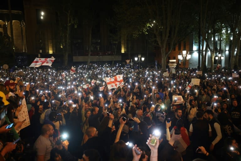 In Georgien sind am Mittwoch zehntausende Menschen gegen das Gesetz zur "ausländischen Einflussnahme" auf die Straße gegangen, nachdem das Parlament das umstrittene Vorhaben in erster Lesung gebilligt hatte. (Giorgi ARJEVANIDZE)