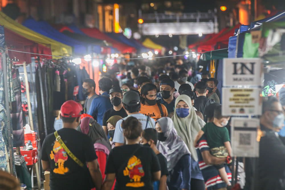 People wearing face masks throng the Gerbang Malam night market in Ipoh 26, 2022. — Picture by Farhan Najib