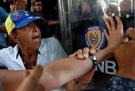 Opposition supporters clash with police in a rally against Venezuelan President Nicolas Maduro's government in Caracas, Venezuela March 9, 2019. REUTERS/Carlos Garcia Rawlins