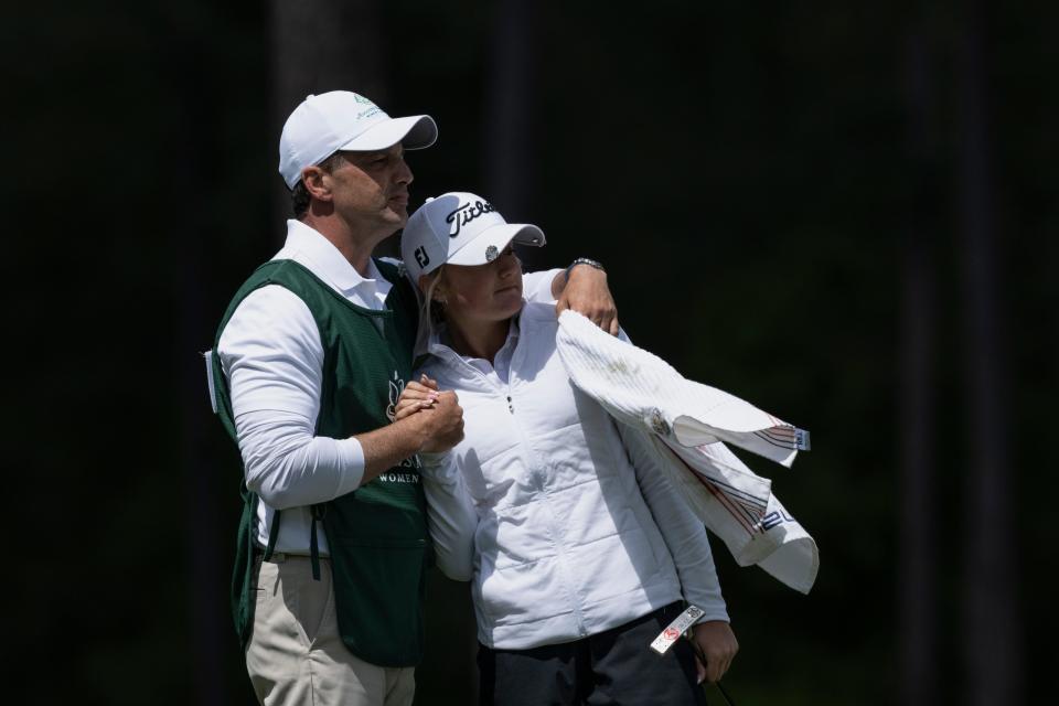 Gianna Clemente de los Estados Unidos reacciona con su caddie Patrick Clemente después de salvar el par en el green n.° 9 durante la segunda ronda del Augusta National Women's Amateur en Champions Retreat Golf Club, el jueves 4 de abril de 2024. David Paul Morris/Augusta National