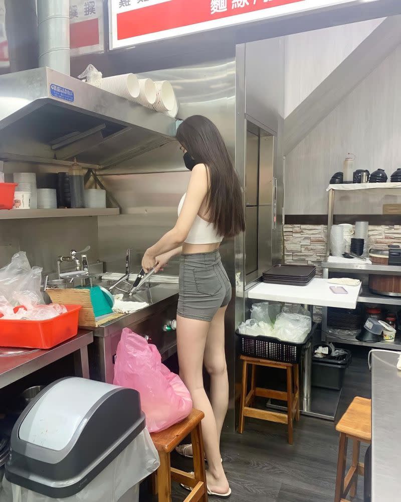 ▲女店員長腿吸睛。（圖／MIGA 冰冰 IG）