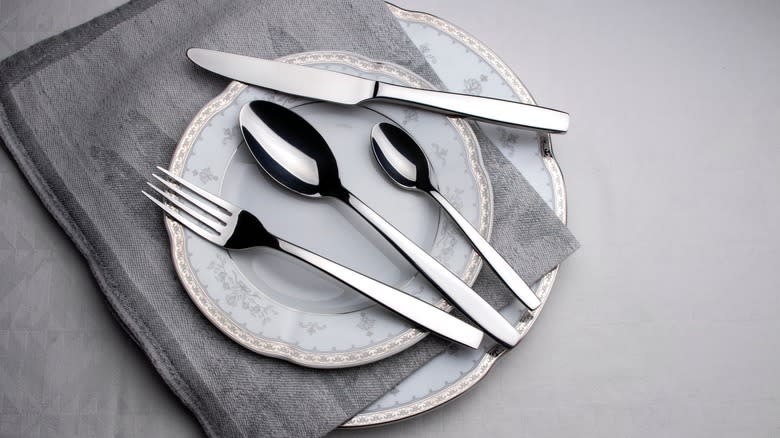 Cutlery on a plate with napkin