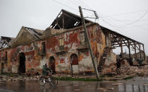 <p>Vista de una calle tras el paso del huracán Irma hoy, sábado 09 de septiembre, en Caibarién (Cuba). Aunque Irma ya se encaminó rumbo norte hacia Florida, rebajado a categoría 3, arrastra vientos de unos 200 kilómetros por hora que se están haciendo sentir con fuerza en la costa norte del occidente de Cuba, incluida La Habana, donde su famoso malecón se inundará en la noche con olas de hasta 9 metros. EFE/Alejandro Ernesto </p>