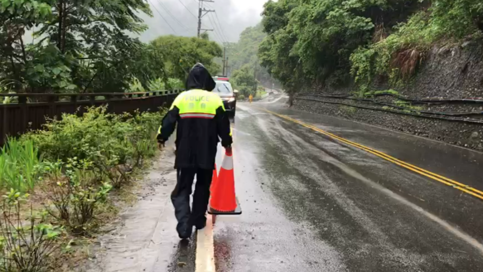 巨大落石砸落路中，警方擺設交通錐實施交管。（圖／和平警分局提供）