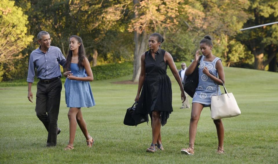 WASHINGTON, DC – AUGUST 23: U.S. President Barack Obama (L), daughters Sasha (2nd L) and Malia (R) and first lady <span class="caas-xray-inline-tooltip"><span class="caas-xray-inline caas-xray-entity caas-xray-pill rapid-nonanchor-lt" data-entity-id="Michelle_Obama" data-ylk="cid:Michelle_Obama;pos:2;elmt:wiki;sec:pill-inline-entity;elm:pill-inline-text;itc:1;cat:OfficeHolder;" tabindex="0" aria-haspopup="dialog"><a href="https://search.yahoo.com/search?p=Michelle%20Obama" data-i13n="cid:Michelle_Obama;pos:2;elmt:wiki;sec:pill-inline-entity;elm:pill-inline-text;itc:1;cat:OfficeHolder;" tabindex="-1" data-ylk="slk:Michelle Obama;cid:Michelle_Obama;pos:2;elmt:wiki;sec:pill-inline-entity;elm:pill-inline-text;itc:1;cat:OfficeHolder;" class="link ">Michelle Obama</a></span></span> arrive at the White House August 23, 2015 in Washington, D.C. The first family was returning from vacationing on Martha’s Vineyard. (Photo by Olivier Douliery-Pool/Getty Images)