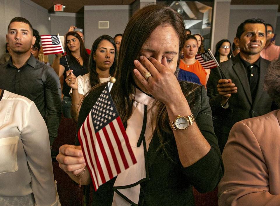 La cubana Ileana González durante su juramentación como ciudadana americana en Miami en julio del 2019. Los inmigrantes de Cuba constituyen el cuarto grupo nacional que más ciudadanías americanas obtuvo en 2022, según un nuevo informe del Congreso de EEUU.