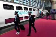 <p>Ouigo pertenece a la operadora francesa SNCF y es la primera en desembarcar en España para competir con Renfe, pero no la única. También llegará el consorcio de la empresa ferroviaria italiana Trenitalia en colaboración con Air Nostrum. (Photo by PIERRE-PHILIPPE MARCOU/AFP via Getty Images)</p> 