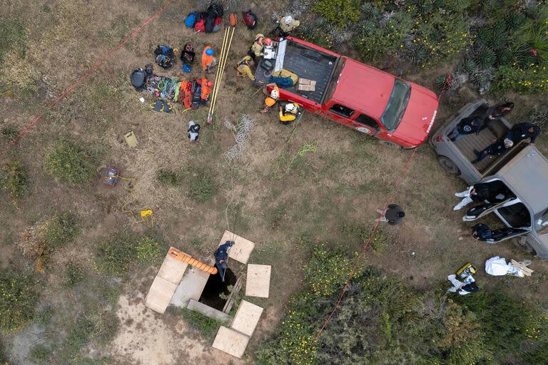 Vista aérea del pozo donde fueron hallados los cuatro cadáveres. Tres serían de los surfistas desaparecidos (Photo by Guillermo Arias / AFP)