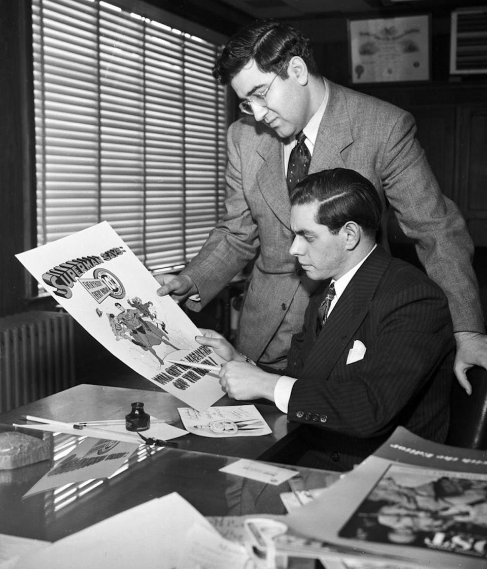 Jerry Siegel y Joe Shuster. <a href="https://ca.wikipedia.org/wiki/Fitxer:Jerry_Siegel_and_Joe_Shuster.jpg" rel="nofollow noopener" target="_blank" data-ylk="slk:Wikimedia Commons.;elm:context_link;itc:0;sec:content-canvas" class="link ">Wikimedia Commons.</a>