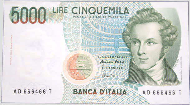 <p>La prima apparizione del taglio da 5.000 lire si registrò nel 1948. Il testo di legge che regolava gli istituti di emissione dell'aprile 1910 limitava la possibilità di emettere banconote fino alle mille lire. Però, con un decreto ministeriale del 1945, la Banca d'Italia fu autorizzata all'emissione provvisoria di<strong> titoli al portatore</strong> che permettessero di far fronte alle esigenze. La banca centrale emise quindi dei "titoli provvisori" da 5.000 e 10.000 lire che erano equivalenti ai biglietti a corso legale. Soltanto con una legge del 1948 fu autorizzata l'emissione di banconote di questi tagli.</p> <p>Il primo biglietto da 5.000 lire comparve nel 1948 e fu emesso fino al 1963. Sul dritto era proposto il tema delle<strong> Repubbliche Marinare</strong>, mentre sul verso si trovava l'effigie della personificazione dell'Italia con la testa cinta d'alloro.</p> <p>Dal 1964 al 1979, furono prodotte due varianti raffiguranti Cristoforo Colombo. Negli anni che intercorsero tra 1979 e 1983 circolarono versioni basate sull'opera d'arte "Il Ritratto d'uomo" di Antonello da Messina. Tra il 1985 e il 1996 furono emesse banconote da 5.000 lire basate sulla figura di <strong>Vincenzo Bellini</strong>. Sul dritto c'era un ritratto del compositore e, alle sue spalle, l'immagine del Teatro Massimo Bellini di Catania.</p><p>Nella zona immediatamente sottostante era riportato, in filigrana a linea chiara, il monogramma "BI" compreso tra motivi ornamentali; a destra erano riprodotti, con effetto chiaroscuro, elementi geometrici adiacenti l'uno all'altro, di forma rettangolare, con il lato maggiore disposto in direzione verticale. Sul verso una stilizzazione di una scena della Norma, i cui elementi principali erano un albero e una colonna con basamento e la riproduzione della statua raffigurante Norma, tratta dal monumento a Bellini che si trova a Catania.</p>