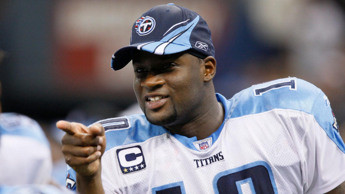 Tennessee Titans quarterback Vince Young (10) prepares to throw a