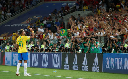 El delantero brasileño Neymar saluda al público tras su encuentro frente a Serbia por el grupo E de la Copa del Mundo de la FIFA en Moscú, jun 27, 2018. REUTERS/Grigory Dukor