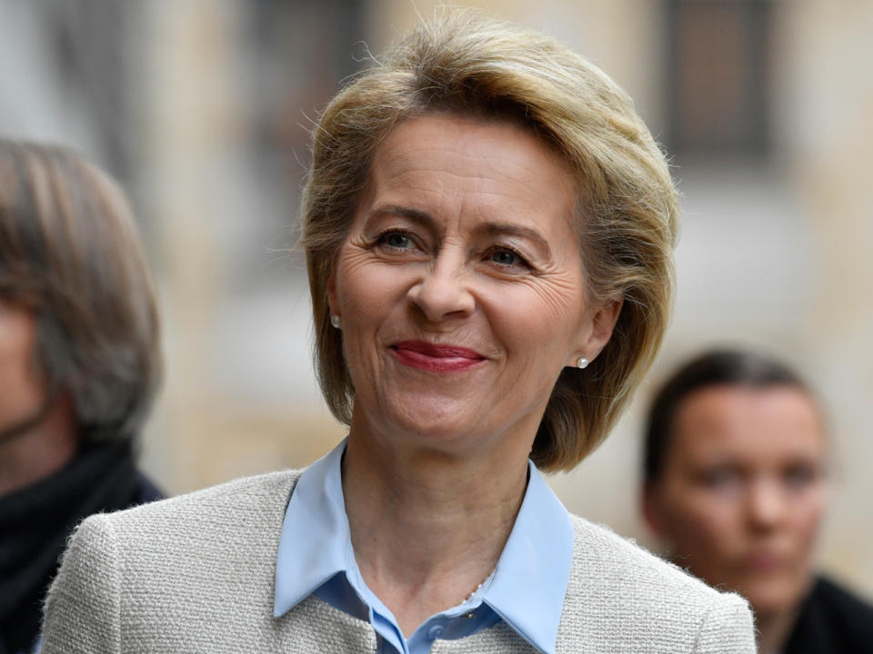 Auf mehr Auftritte schafft es hingegen Ursula von der Leyen. Alleine bei "Anne Will" nahm die 59-Jährige fünf Mal Platz. Insgesamt war die Verteidigungsministerin zehn Mal in TV-Gesprächsrunden zu Gast. Es gibt nur eine, die das auch geschafft hat. (Bild-Copyright: John MacDougall/AFP)