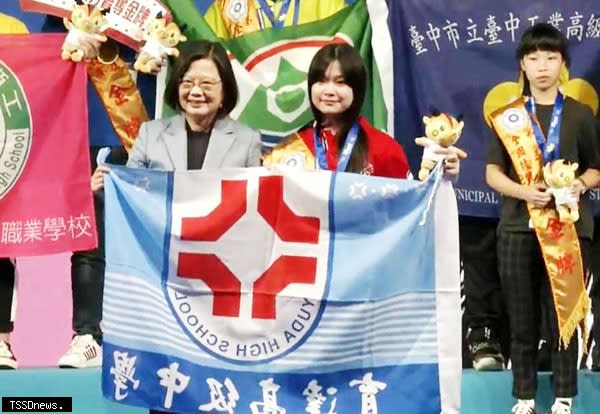 蔡英文總統與第50屆全國技能競賽美髮類金牌選手嚴心妤合影。