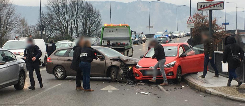 Tandis que le tireur présumé prenait la fuite, son véhicule a percuté une voiture de police qui tentait de l’intercepter.
