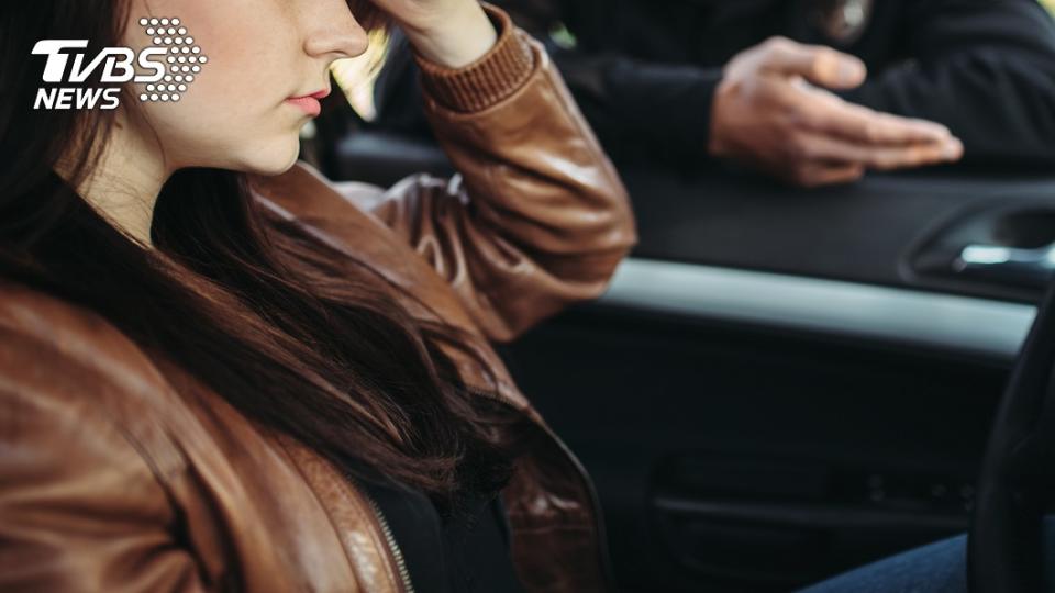 秘魯女子違反宵禁遭警攔查，竟主動獻吻躲過罰單。（示意圖／Shutterstock達志影像）