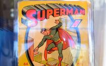 Dieser Comic ist so wertvoll, dass er aufwendig geschützt wird: Die allererste Ausgabe von "Superman" (Bild) erschien 1939. Der Besucher vom Planeten Krypton, der mit übermenschlichen Kräften das Böse bekämpft, war damals der erste Superheld überhaupt und zählt bis heute zu den berühmtesten Comic-Figuren aller Zeiten. (Bild: Frederic J. Brown / AFP via Getty Images)