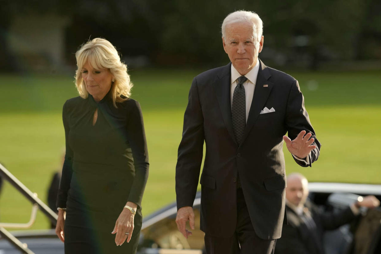 Pour les funérailles de la reine Elizabeth II, le président des États-Unis Joe Biden a obtenu un passe-droit, à savoir qu’il pourra arriver avec sa limousine blindée plutôt qu’en bus comme les autres dirigeants mondiaux (photo prise dimanche 18 septembre à Londres).