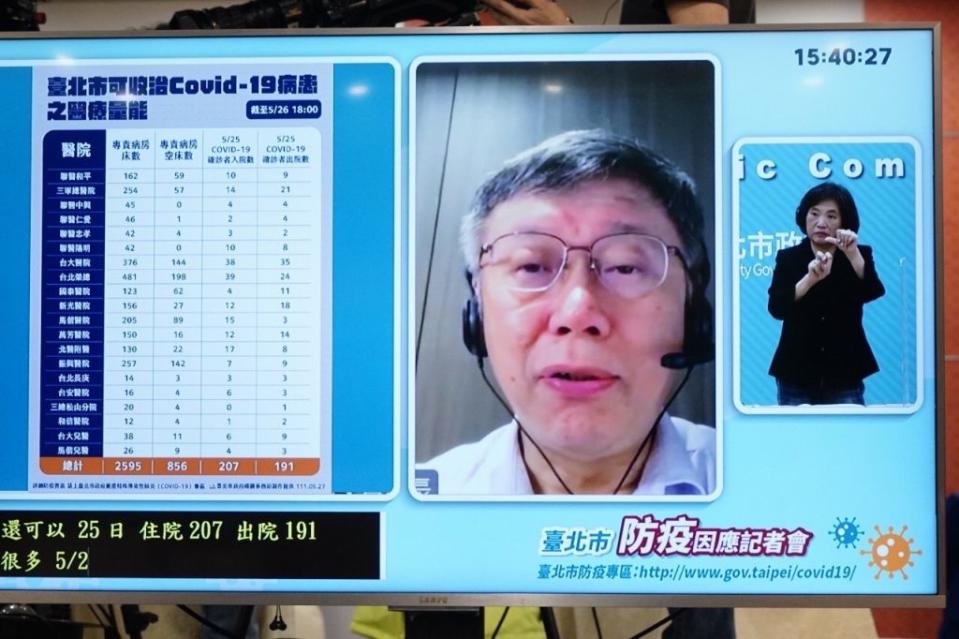 由於大兒子染疫後一度昏倒，台北市長柯文哲二十七日強調，小孩子有小孩子的隱私，也不用因為他爸爸當市長，病例要拿出來公開；他謝謝大家對自己家人的關心，但希望大家不用再浪費時間討論這個問題。（北市府提供）