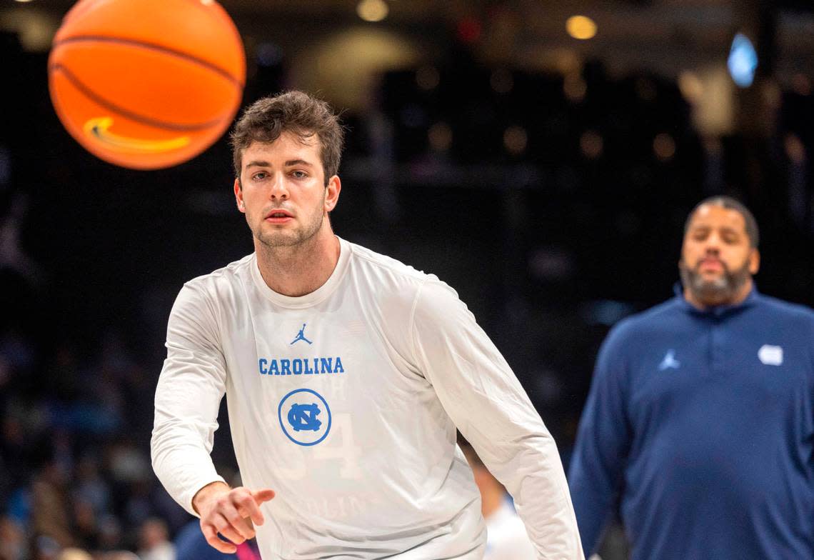 North Carolina’s Duwe Farris (34) warms up prior to the Tar Heels’ game against Oklahoma on Wednesday, December 20, 2023 at the Spectrum Center in Charlotte, N.C.