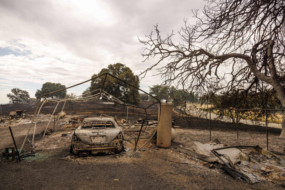 Un vehículo quedó destruido por el incendio Apache en Palermo, California (Ethan Swope / AP)