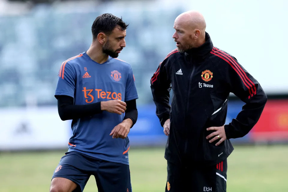 Manchester United's Bruno Fernandes (L) talks to the team's manager Erik ten Hag during a training session in Perth on July 21, 2022, ahead of their tour match against Aston Villa. - IMAGE RESTRICTED TO EDITORIAL USE - STRICTLY NO COMMERCIAL USE (Photo by Trevor Collens / AFP) / IMAGE RESTRICTED TO EDITORIAL USE - STRICTLY NO COMMERCIAL USE (Photo by TREVOR COLLENS/AFP via Getty Images)