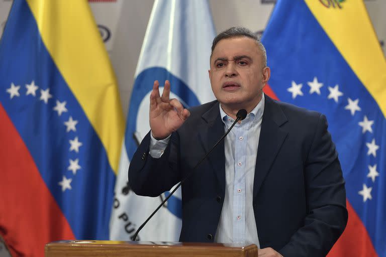 El fiscal general de Venezuela, Tarek William Saab, realiza una conferencia de prensa sobre casos de corrupción en la petrolera estatal PDVSA en Caracas, Venezuela, 25 de marzo de 2023. (AP Foto/Matias Delacroix)