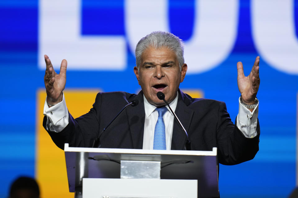 El candidato presidencial de Realizando Metas, José Raúl Mulino, se dirige a sus partidarios durante un mitin de cierre de campaña en la ciudad de Panamá, el domingo 28 de abril de 2024. Panamá celebrará elecciones generales el 5 de mayo. (Foto AP/Matías Delacroix)