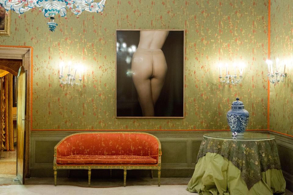 The Palazzo Mocenigo, the setting for the Brigitte Niedermair exhibition, features fabrics on the wall and the upholstery by Rubelli.