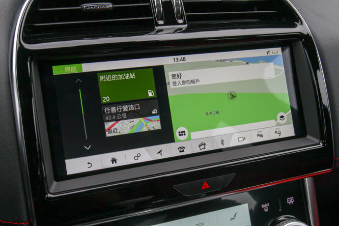 中控台也植入了車廠最新家族化10吋Touch Pro Duo雙觸控螢幕介面，整體操作上不管是儀表板的資訊顯示的清晰度，或是中控螢幕的操作順暢度，都體現出Jaguar首屈一指的科技操控介面。