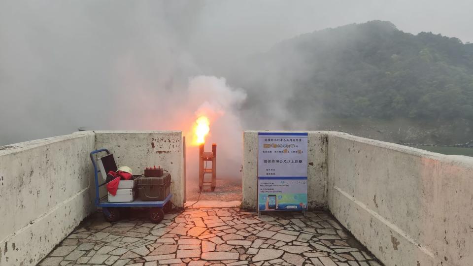 今日上午桃園及新竹地區都有出現降雨，石門及寶二水庫也緊急啟動人工增雨。   圖：水利署／提供