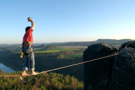 Seiltanz in luftiger Höhe: Slacklining, das Balancieren auf einem gespannten Schlauchband, ist schon seit einigen Jahren schwer angesagt. Jetzt sorgen Highlines für den richtigen Adrenalin-Kick. Sie werden in extremen Höhen, z.B. zwischen Häusern oder Schluchten, angebracht. Wer sich hier hinauf traut, braucht nicht nur einen ordentlichen Gleichgewichtssinn, sondern auch Nerven wie Drahtseile. (Bild: thinkstock)