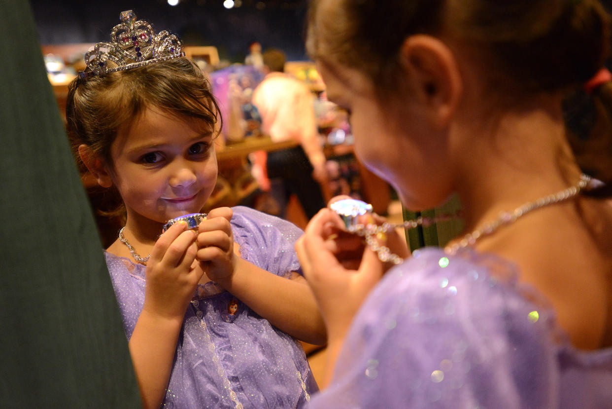 Fast jedes Mädchen wäre gern eine Prinzessin. Doch die Kleinen haben auch noch ganz andere Träume und Ziele, wie Disney nun zeigen will. (Symbolbild: AP Photo)