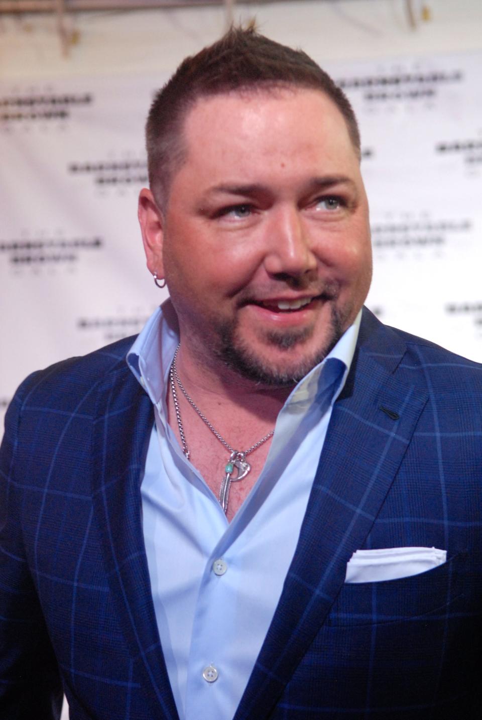 Country music singer Jason Aldean talks to a reporter on the red carpet at the Barnstable Brown Derve Eve Gala Friday night.