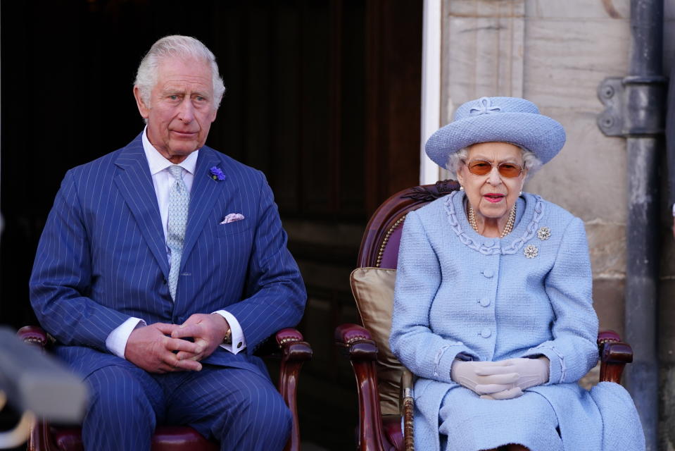 2022 年 6 月 30 日，王儲查理斯和英女王伊利沙伯二世於愛丁堡荷里路德宮花園出席閱兵活動