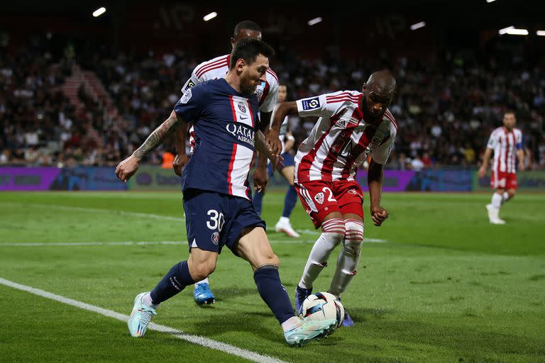 Lionel Messi convirtió un verdadero golazo para el 2-0 parcial ante Ajaccio y alcanzó su sexto gol en lo que va de la Ligue 1