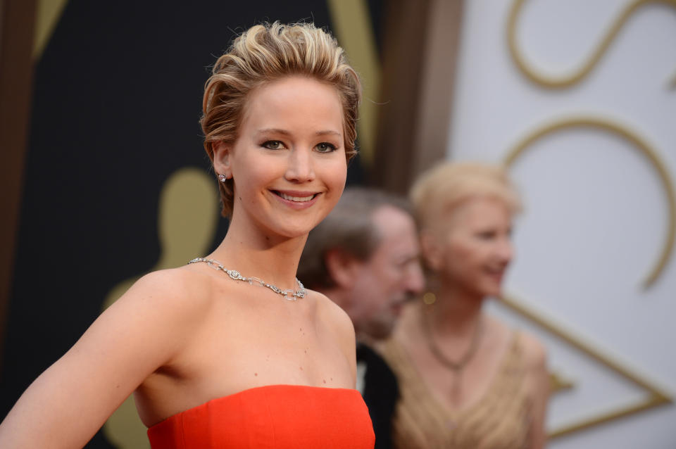 Jennifer Lawrence llega a los Oscar el domingo 2 de marzo de 2014 en el Teatro Dolby en Los Angeles. (Foto Jordan Strauss/Invision/AP)