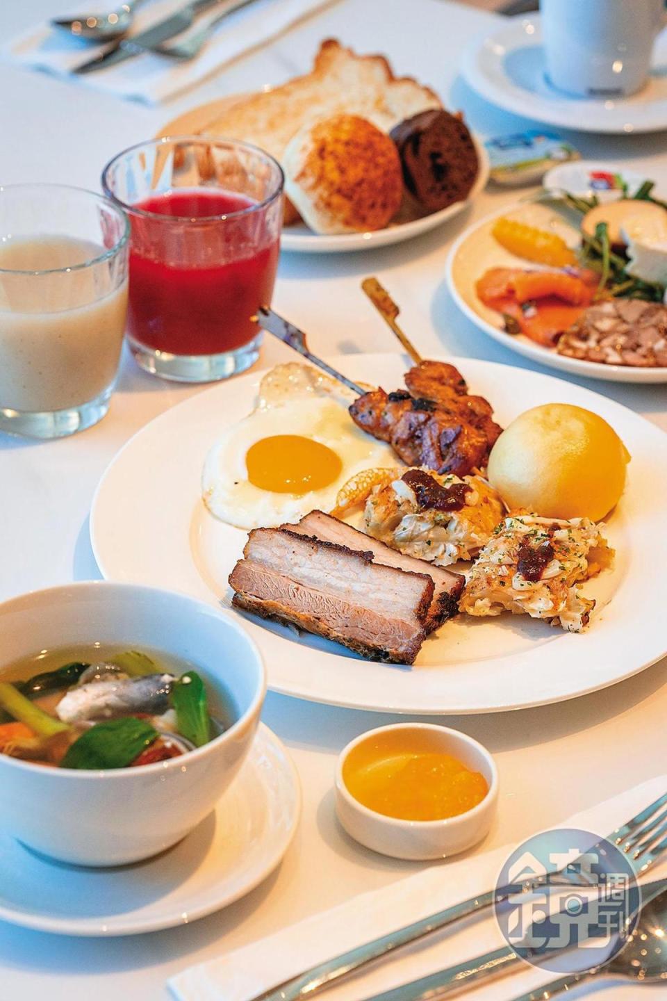 除了常見的中西式早餐，也能吃到烤山豬肉、大阪燒、烤肉串與海鮮湯等。