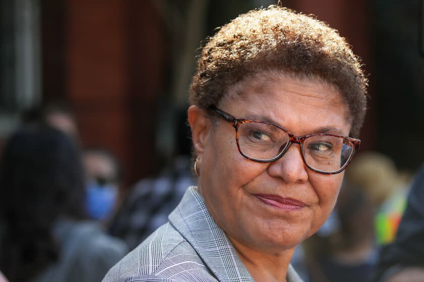 LOS ANGELES, CA - November 04: L.A. mayoral candidate Karen Bass at a farmers market at Pico Union Project on Friday, November 04, 2022 in Los Angeles, CA. (Irfan Khan / Los Angeles Times)